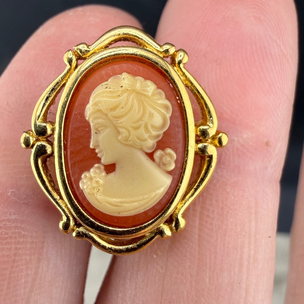 Vintage Trifari Cameo Clip On Earrings Gold Tone Signed - Picture 2 of 6